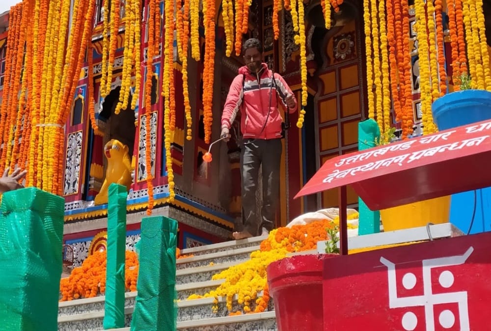 Char dham yatra 2021: Badrinath dham Decorated with 20 Quintal Flowers Before Door Opening photo