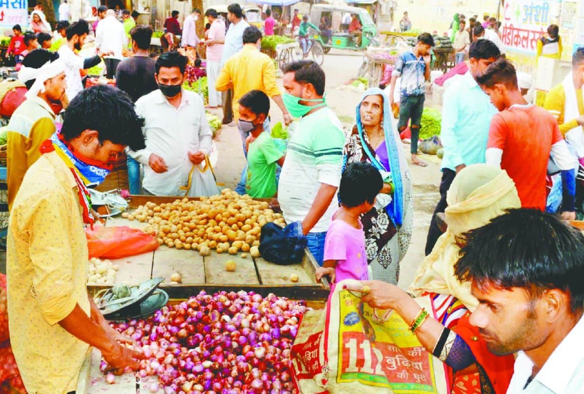 people violating corona curfew in agra