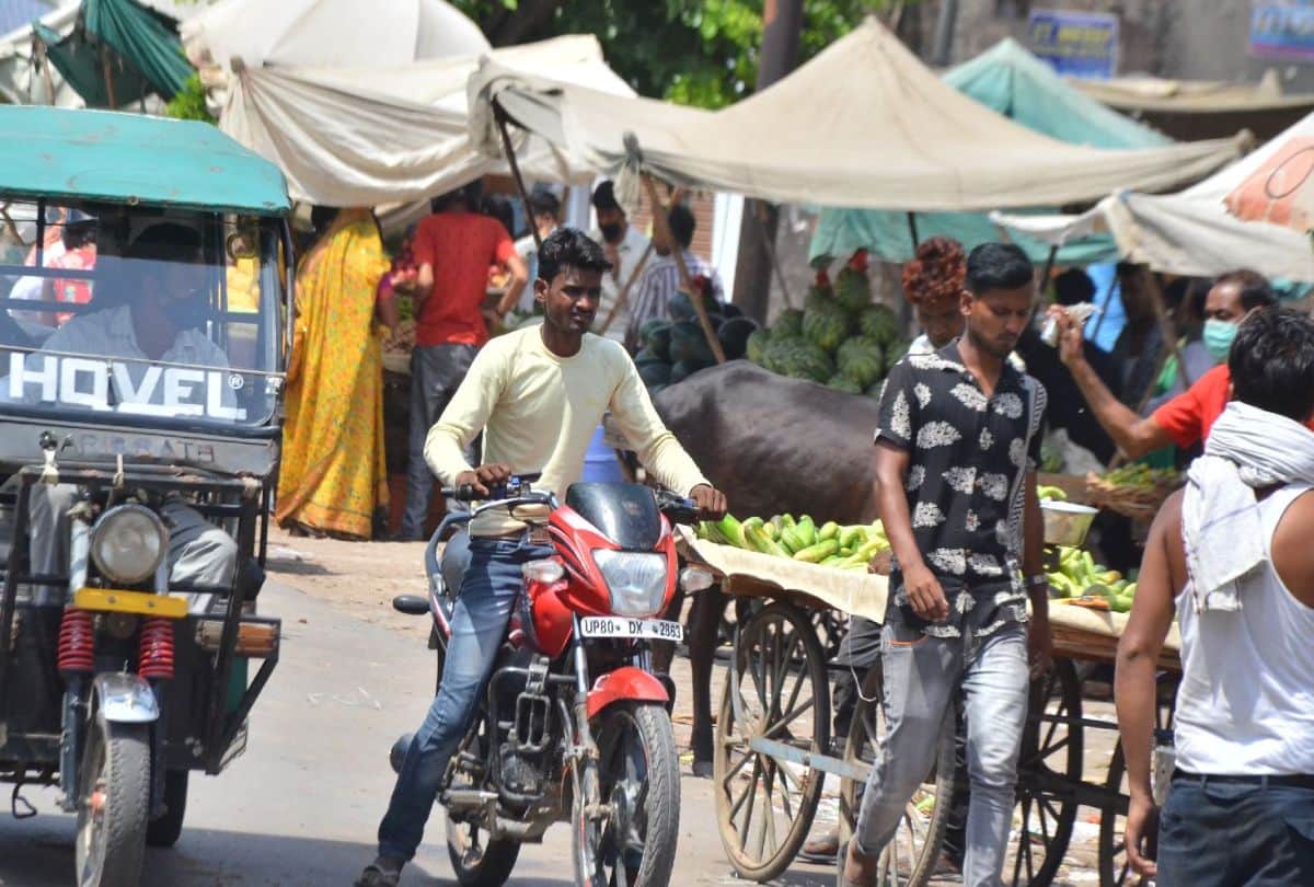 people violating corona curfew in agra