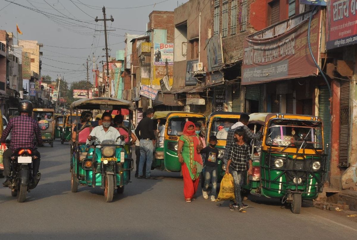 people violating corona curfew in agra