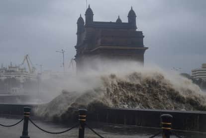 बंगाल की खाड़ी सबसे अधिक चक्रवाती तूफानों के लिए जानी जाती है।