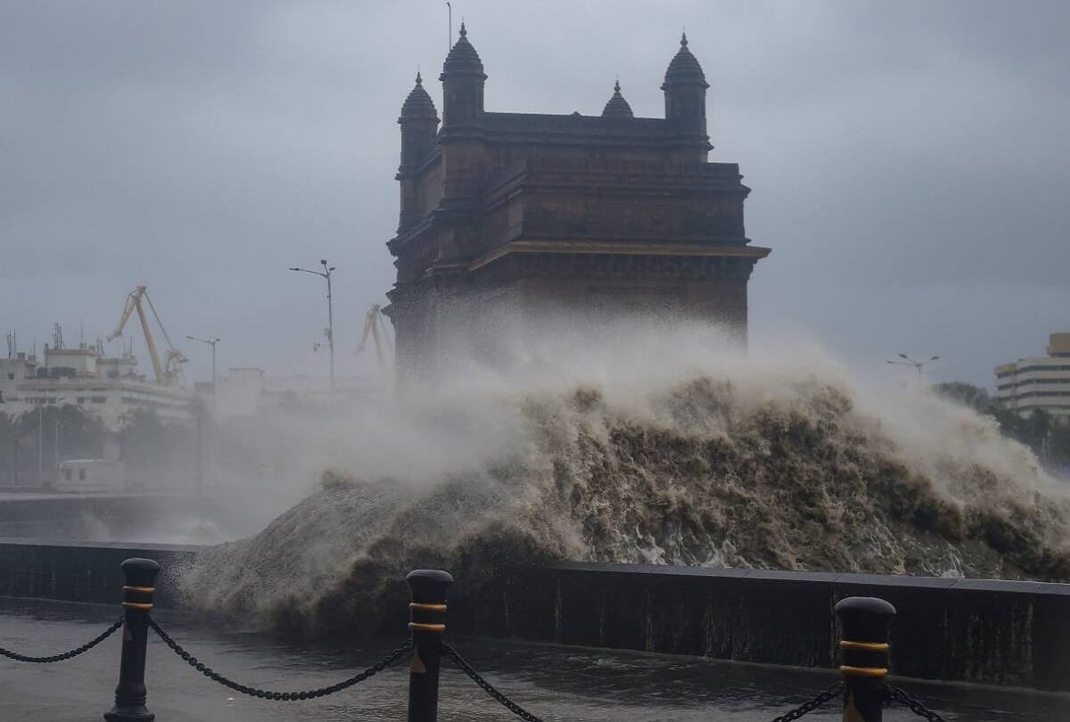 history of major cyclones that hit india became center of storms