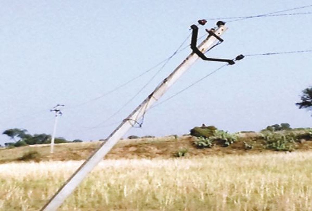 power cuts down after thieves stealing electric wire in Mainpuri