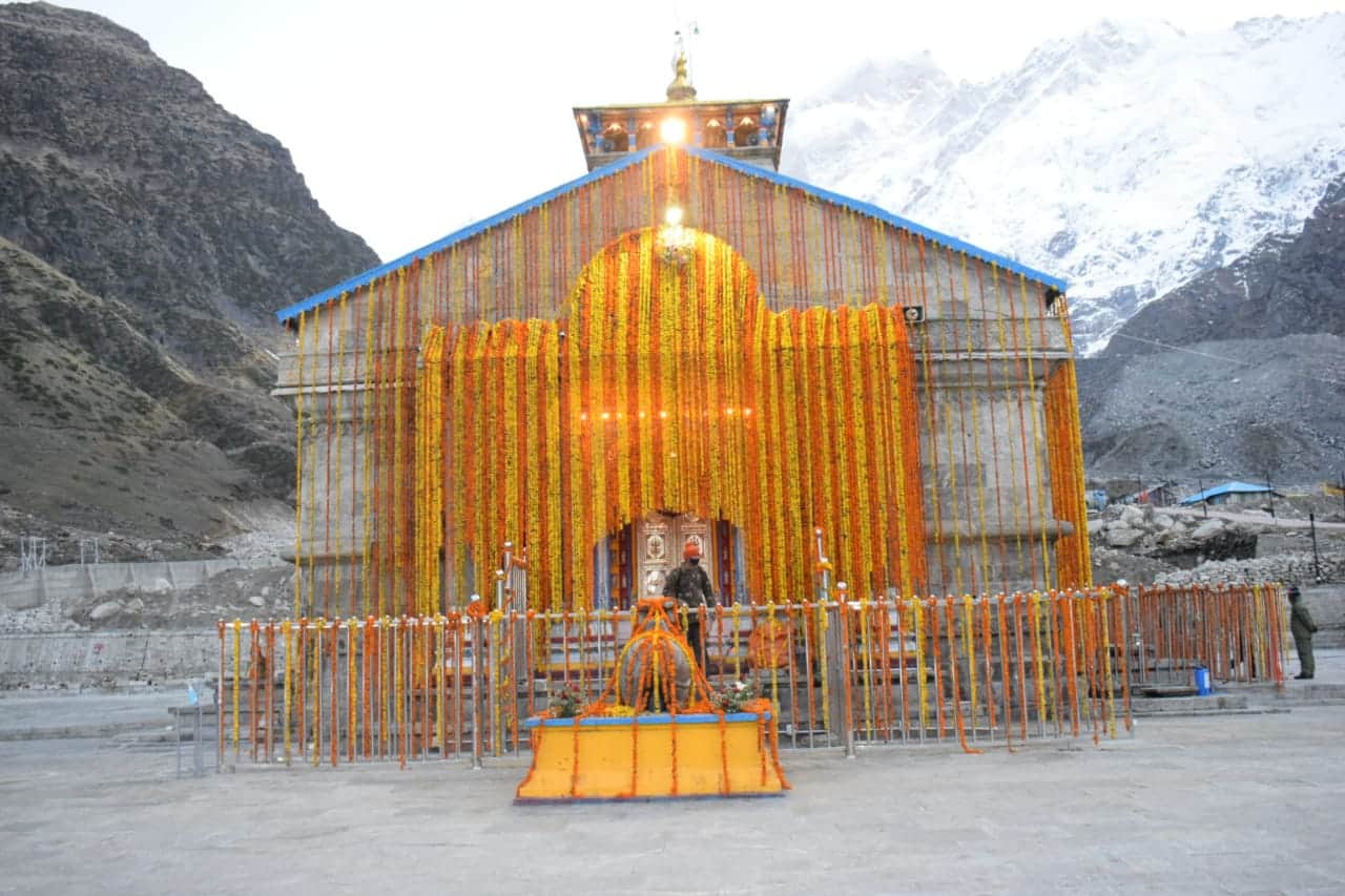 char dham yatra 2021: badrinath dham temple decorated with 17 quintals of flowers