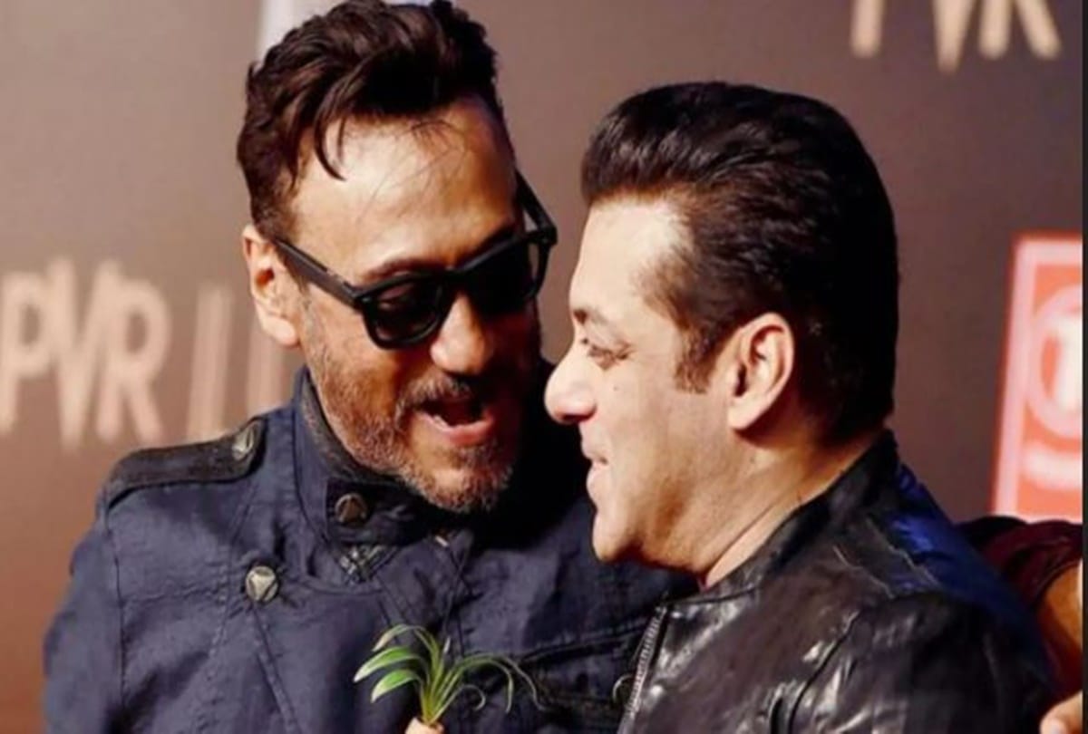 Jackie Shroff 's mother used to sell bangles and saris to pay school fees actor stayed in chawl for 33 years