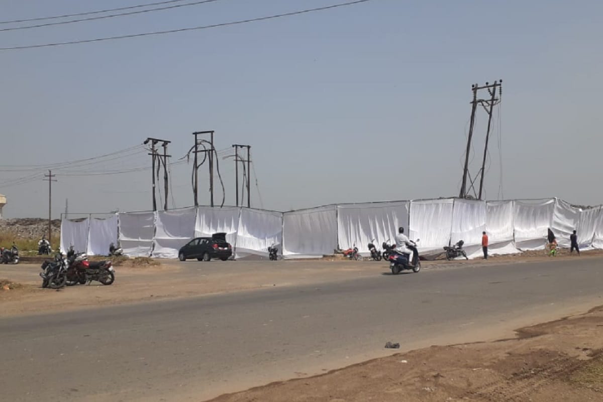 UP News: Nagar Nigam officers has pile of garbage then white curtains were installed on the side of the road in Meerut before come of cm yogi