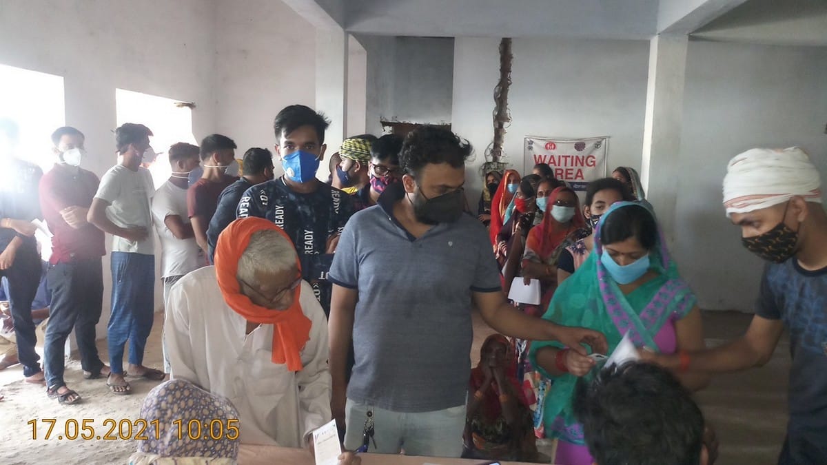 Youth long que for corona vaccination in mirzapur