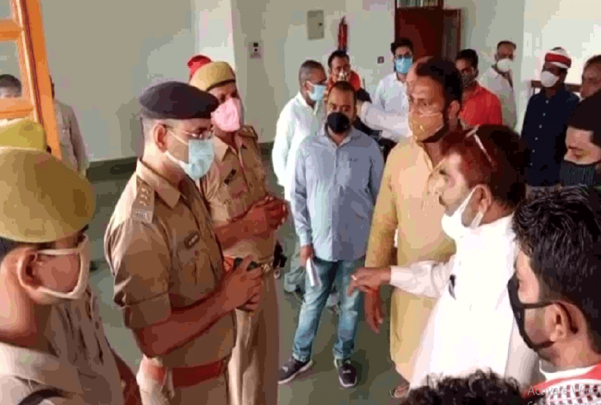 BJP workers angry on police officer after threat of vehicle challan heavy ruckus Massive uproar in azamgarh circuit house