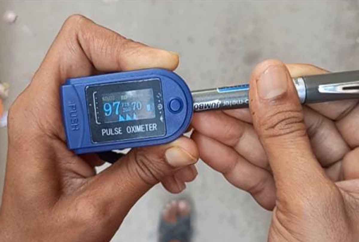 Chinese oximeter, showing the pulse rate of pen-pencil, is being sold indiscriminately for two thousand rupees