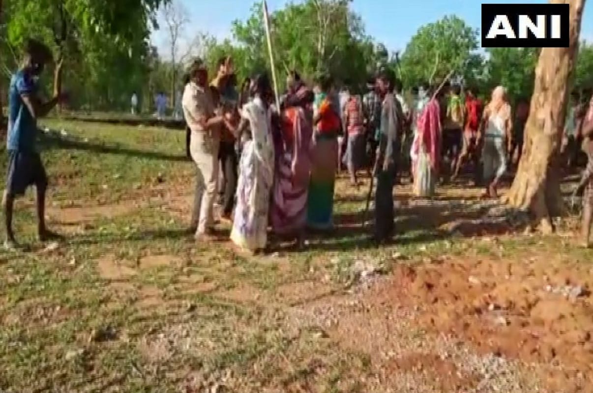 Odisha: Police arrived in Sonariposi village to cremate an elderly man who lost his life from Corona villagers beat them up