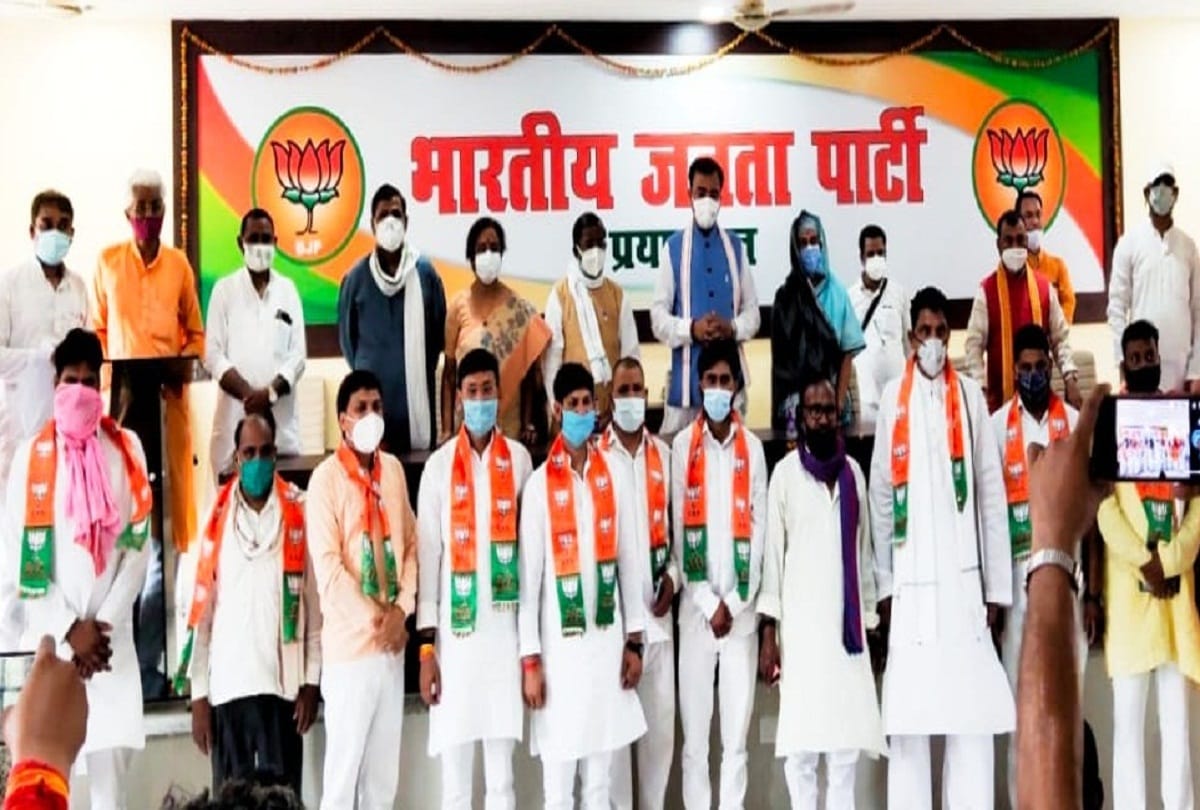 Question on list of panchayat members included in BJP, three reached SP office
