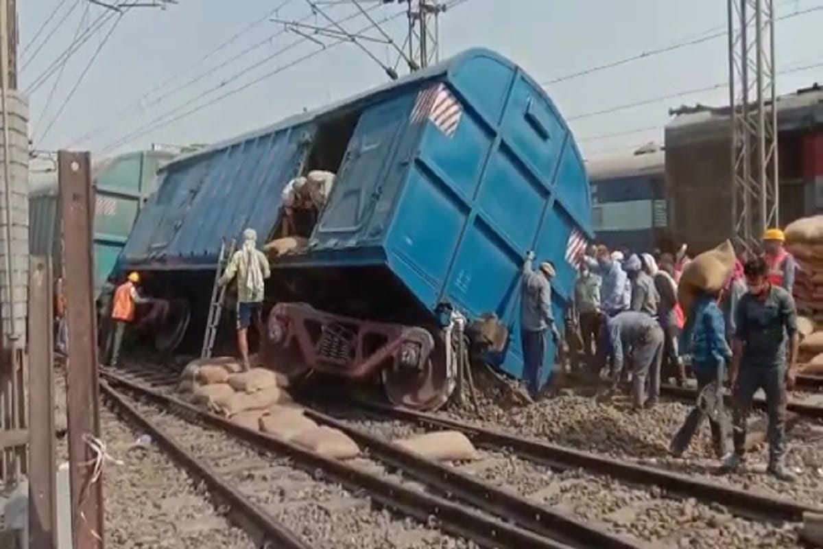UP News: Goods cart have derailed on Saharanpur Railway Station and officers have started relief work