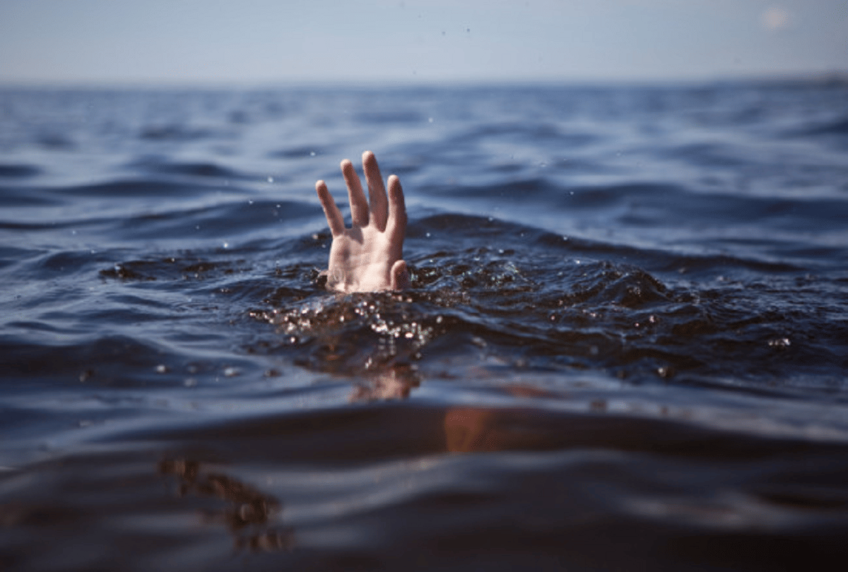 why does dead body floats and living person sinks in water