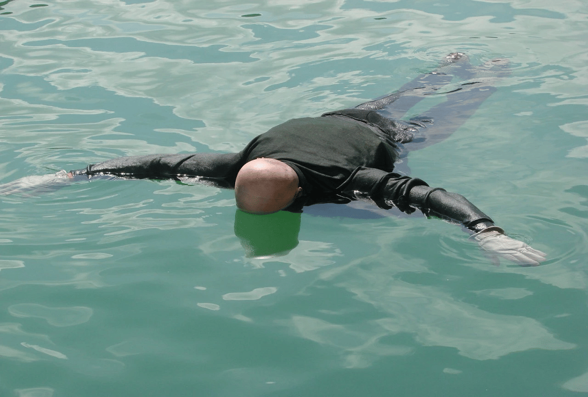 why does dead body floats and living person sinks in water