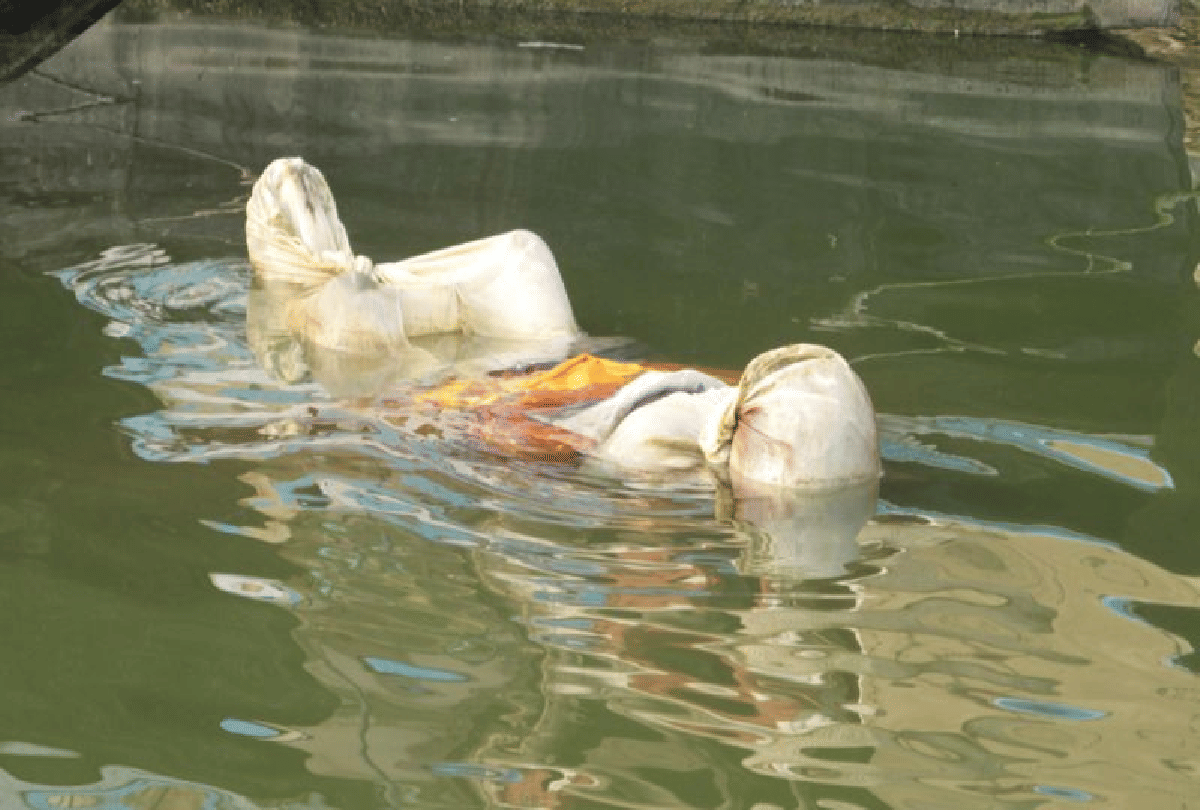 why does dead body floats and living person sinks in water