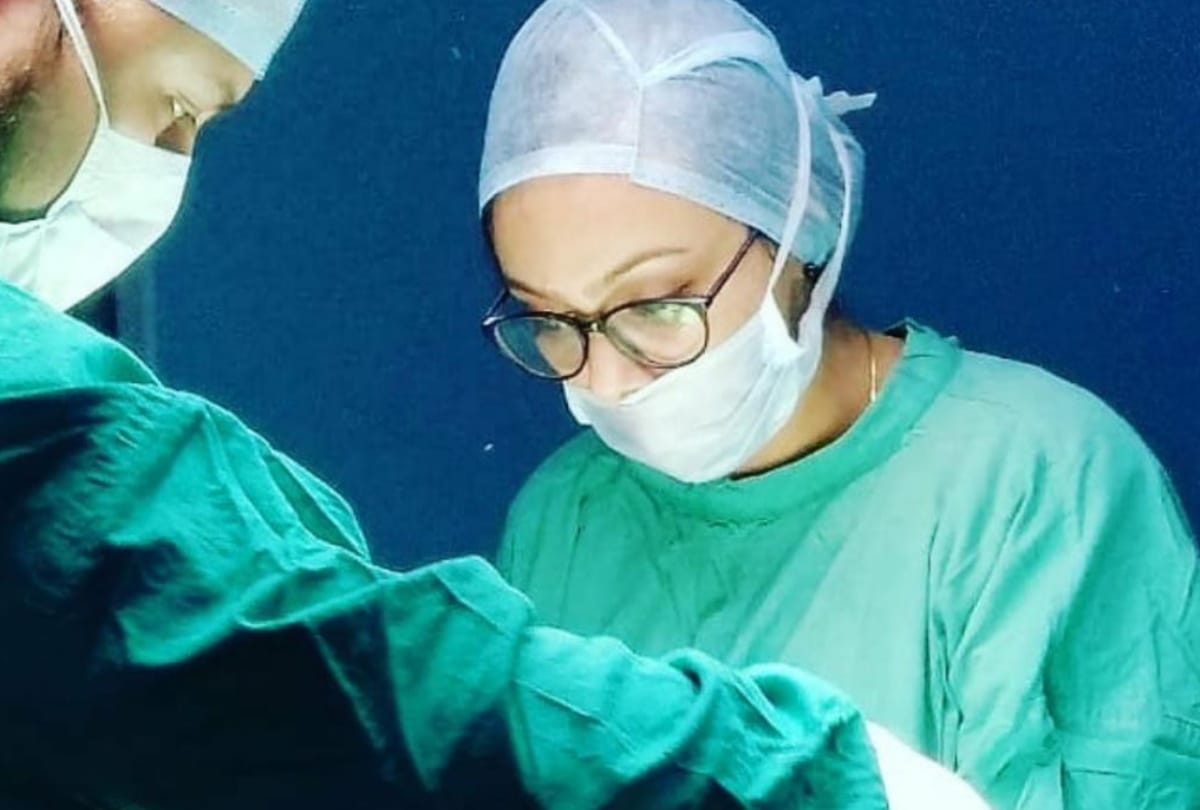 BRD medical college female doctor harshita dwivedi special story