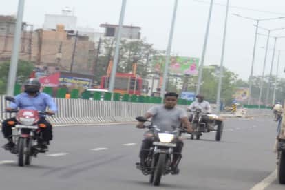 बागपत में वाहनों की लाइट जलाकर गुजरते लोग