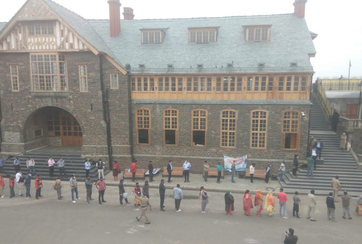 big rush at Shimla Mall Road for corona vaccination, social distancing rules not followed