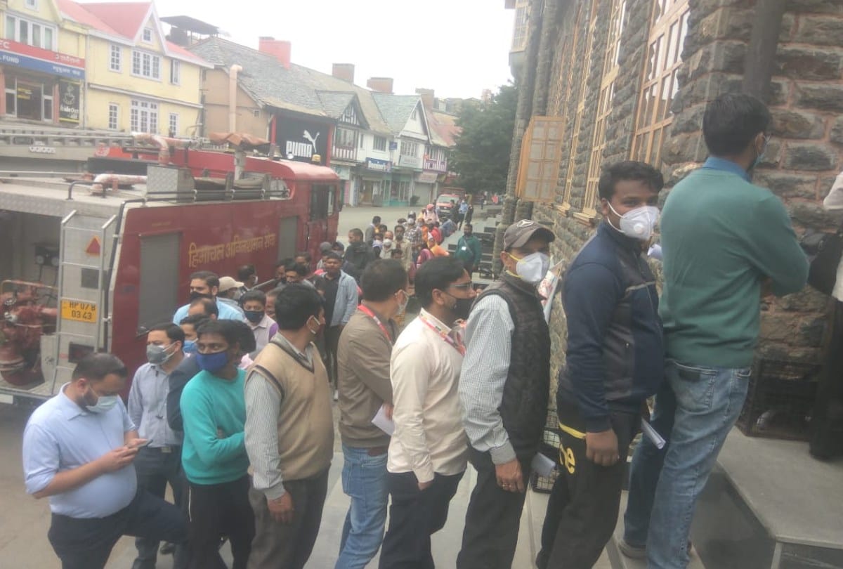 big rush at Shimla Mall Road for corona vaccination, social distancing rules not followed