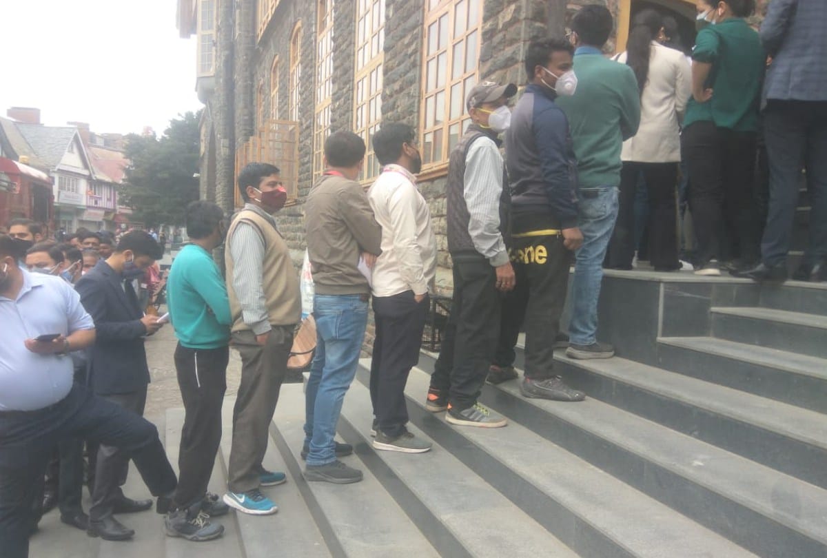 big rush at Shimla Mall Road for corona vaccination, social distancing rules not followed