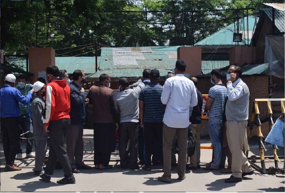 lockdown in Jammu and Kashmir People violated Corona Protocol in srinagar