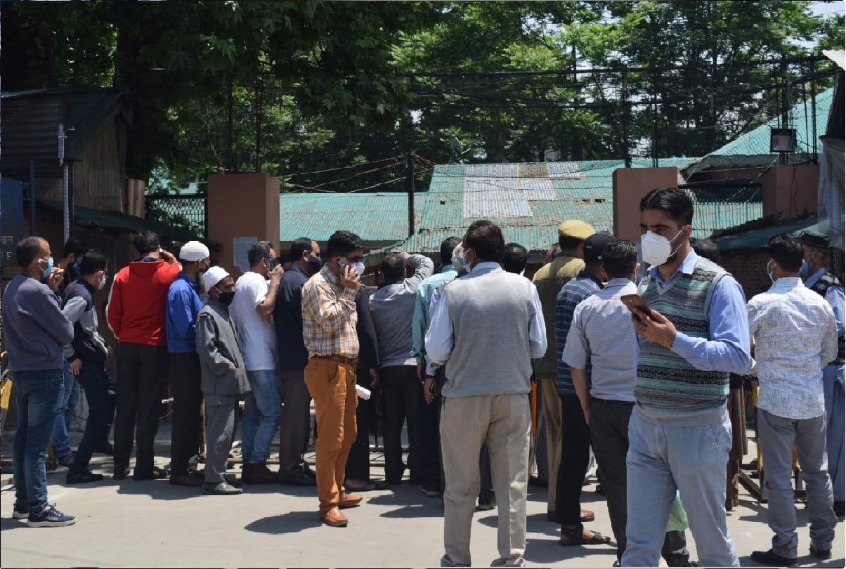 lockdown in Jammu and Kashmir People violated Corona Protocol in srinagar