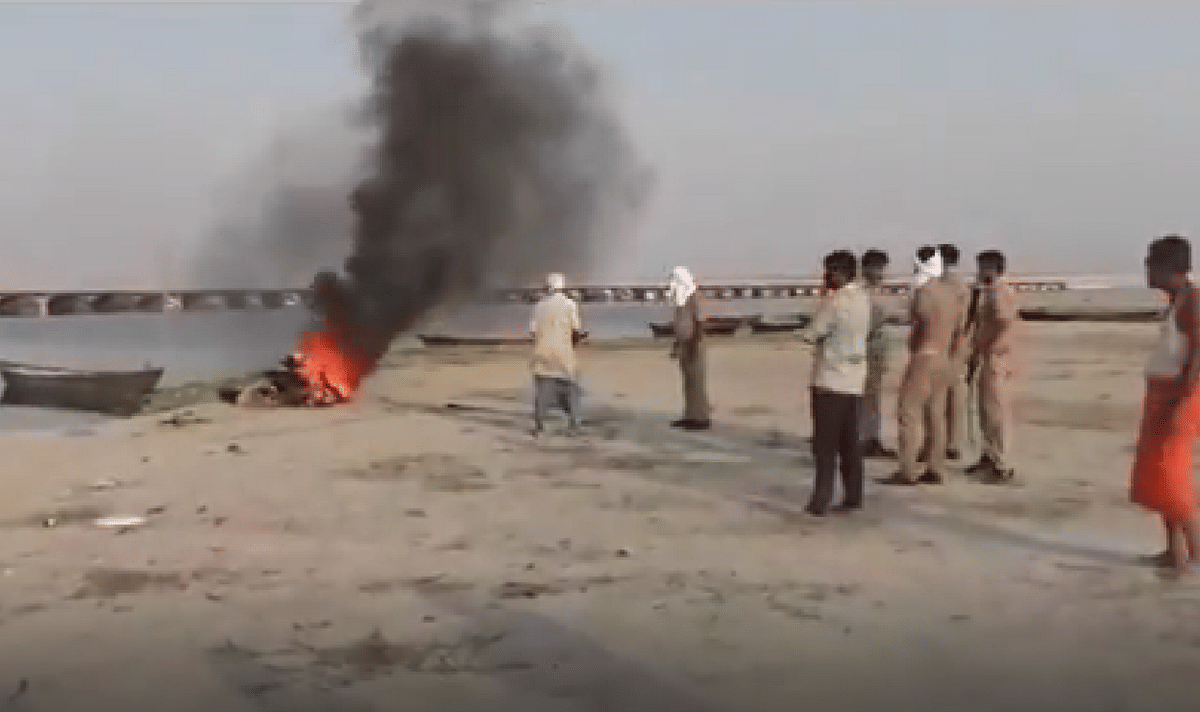 Dead body cremation putting kerosene and tires came from flowing into Ganges five policemen suspended in ballia