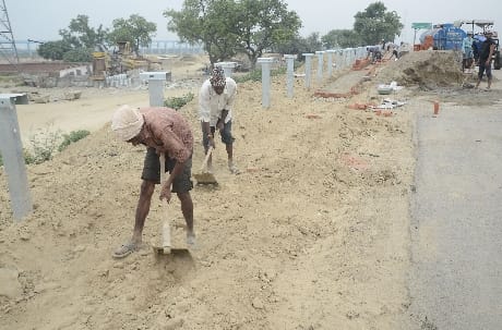 Railing work started on the new Ramganga bridge, traffic passing through the old