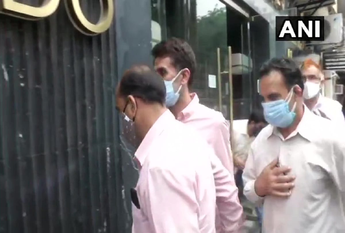 Delhi Police crime branch team bring Navneet Kalra to Khan Market questioning in 3 day police custody 