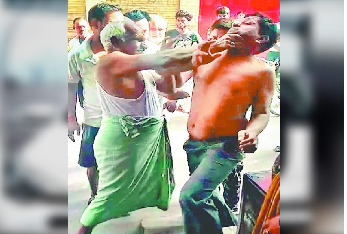 Mayor Father And Young Man Clash In Firozabad Viral On Social Media