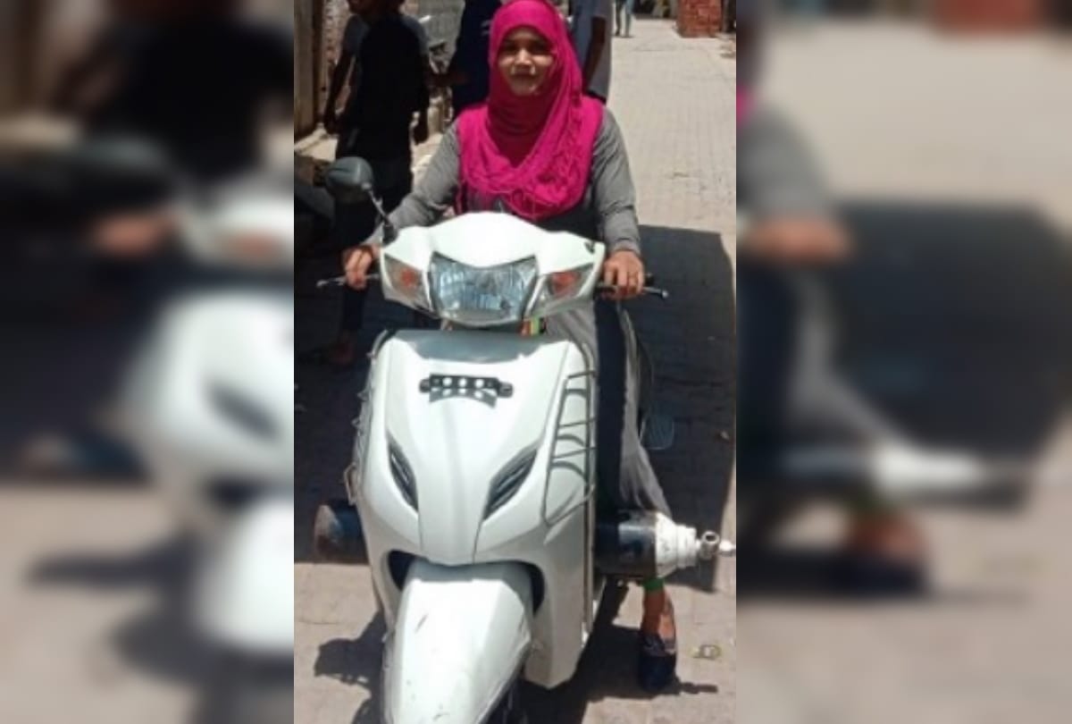 Arshi delivering oxygen from scooty to the needy in Shahjahanpur