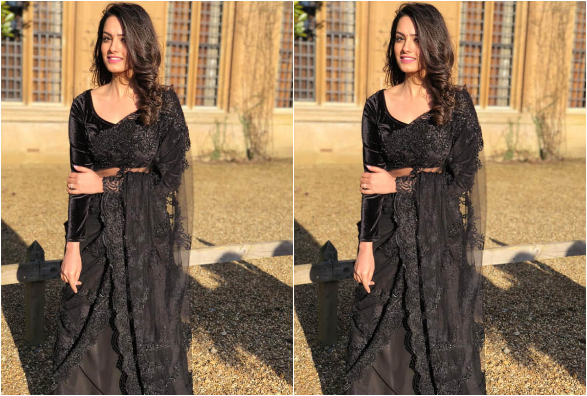 aaj ka fashion tips how to wear black saree like bollywood actress