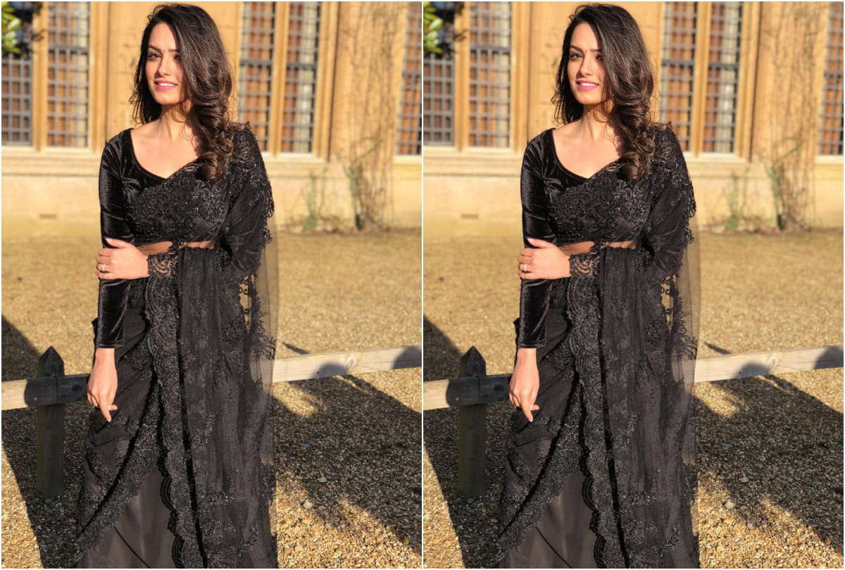 aaj ka fashion tips how to wear black saree like bollywood actress