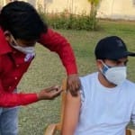 वैक्सीन लगवाते क्रिकेटर कुलदीप यादव