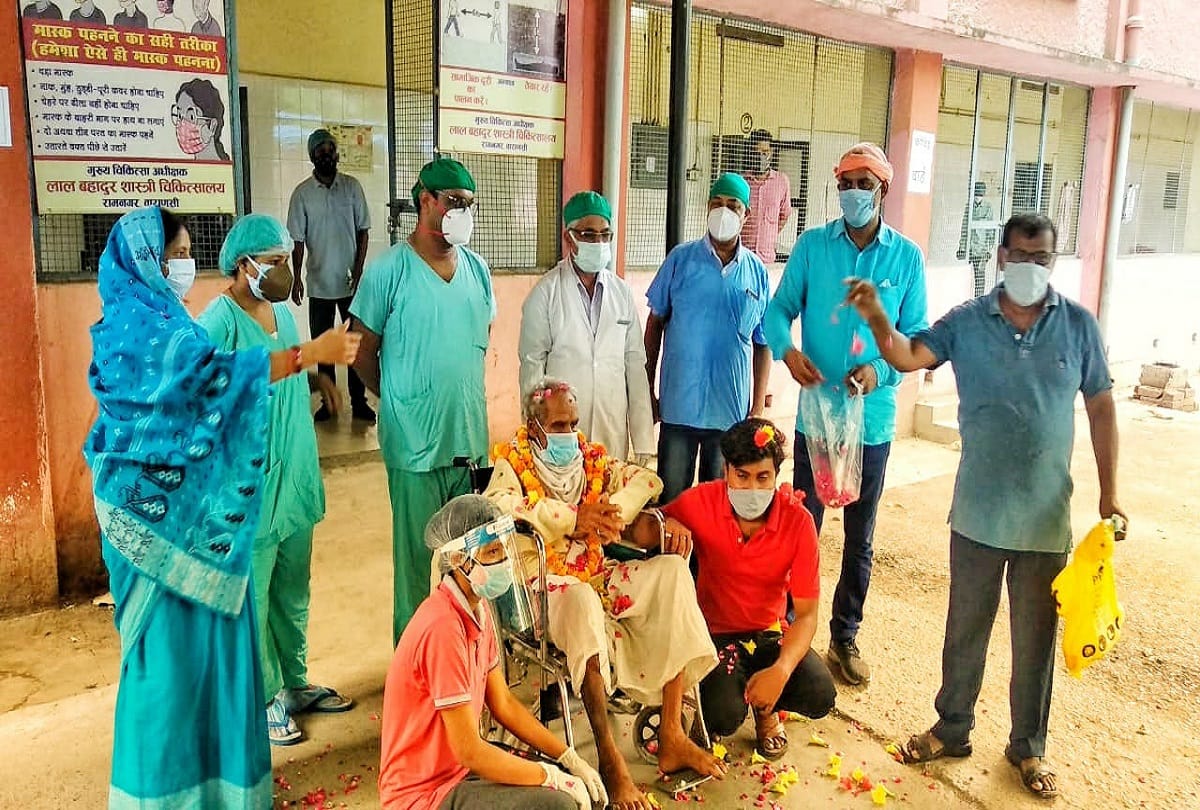 victory over corona virus 90 year old man beats covid 19 in Varanasi Hospital honored and sent home