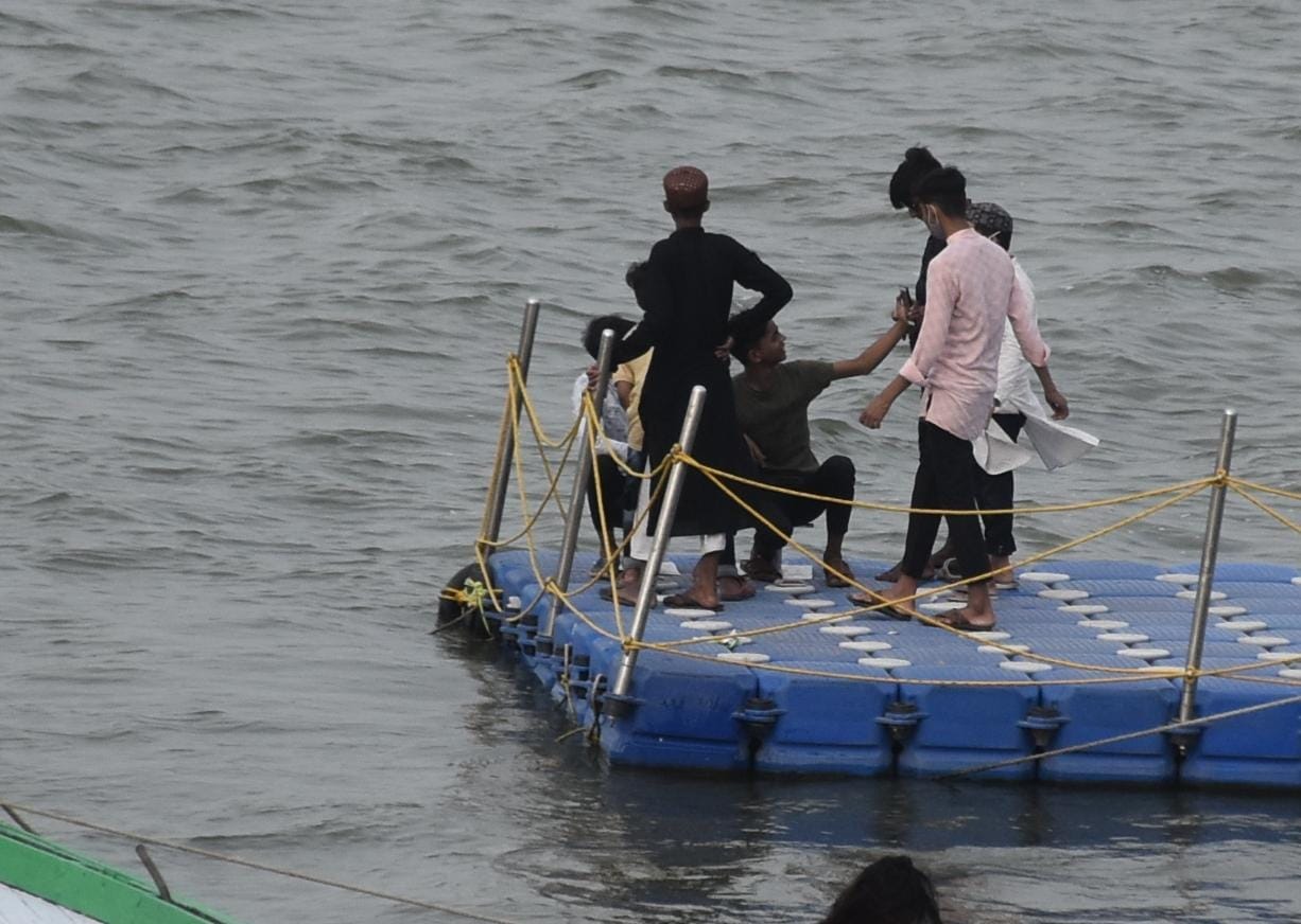 partial  lockdown rules violation on Ganga ghats in varanasi no any impact of DM Restrictions