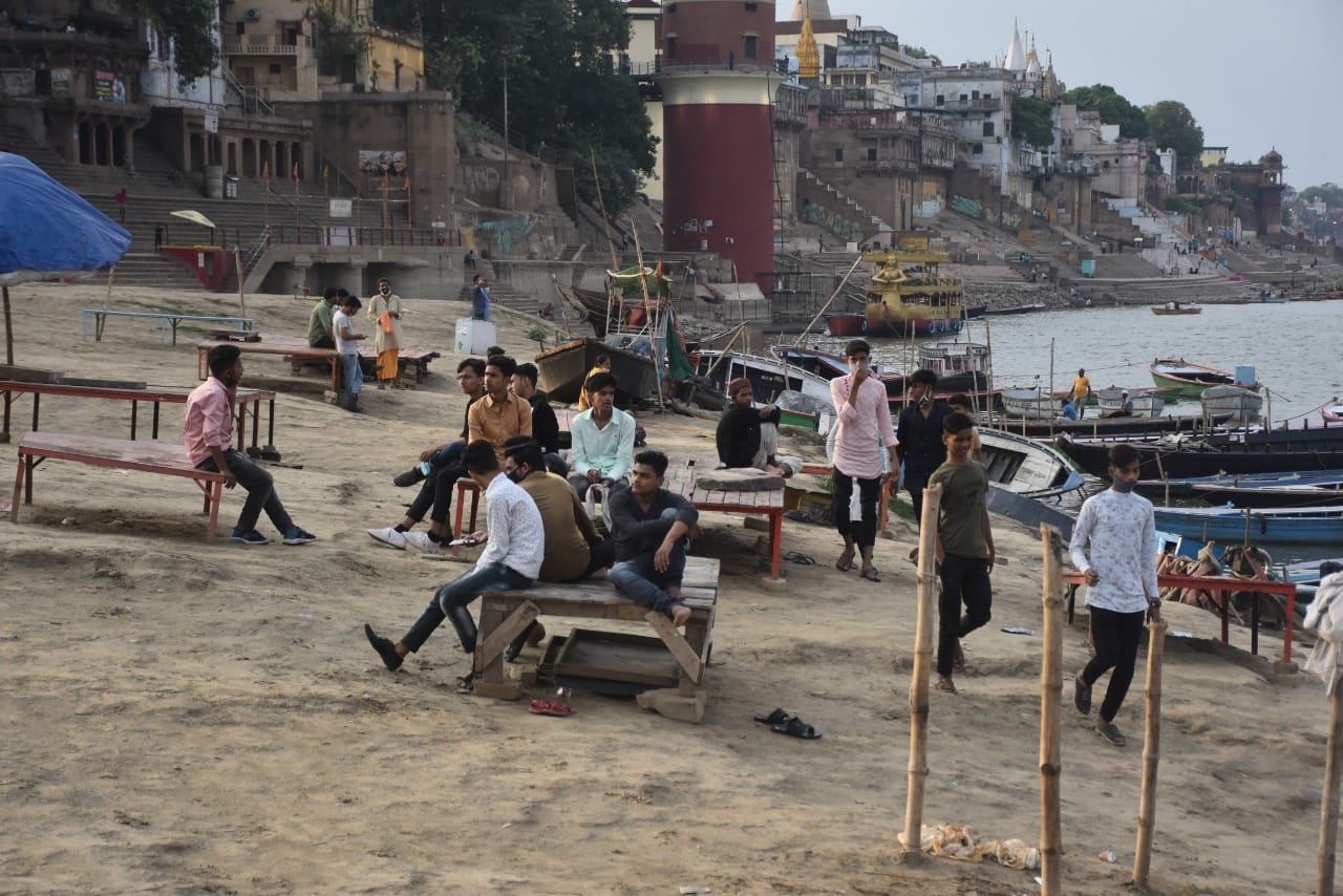 partial  lockdown rules violation on Ganga ghats in varanasi no any impact of DM Restrictions