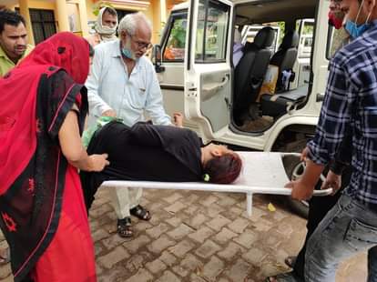 घायल महिला को एंबुलेंस में ले जाते हुए।