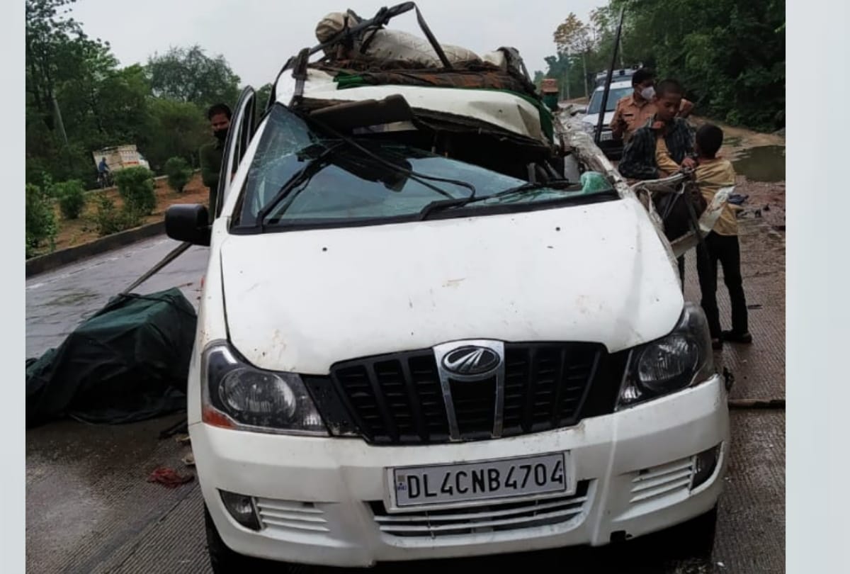 one died in an accident in Ramsanehighat in Barabanki.