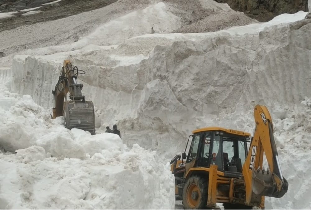 Uttarakhand Weather News: BRO Team Removing Snow from Mana pass on china border photos