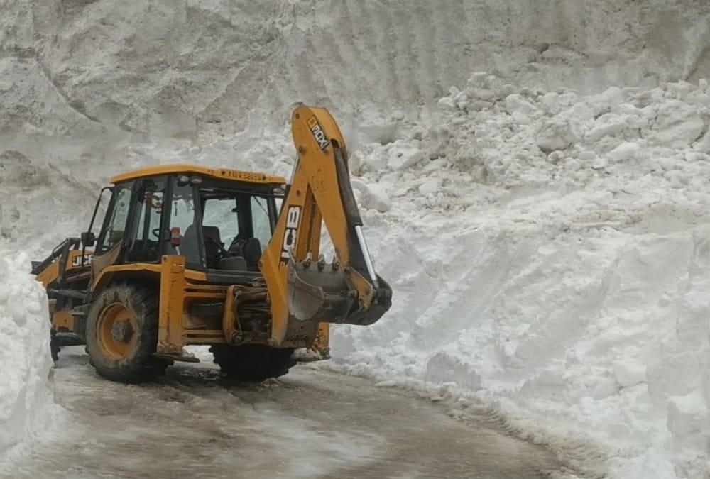 Uttarakhand Weather News: BRO Team Removing Snow from Mana pass on china border photos