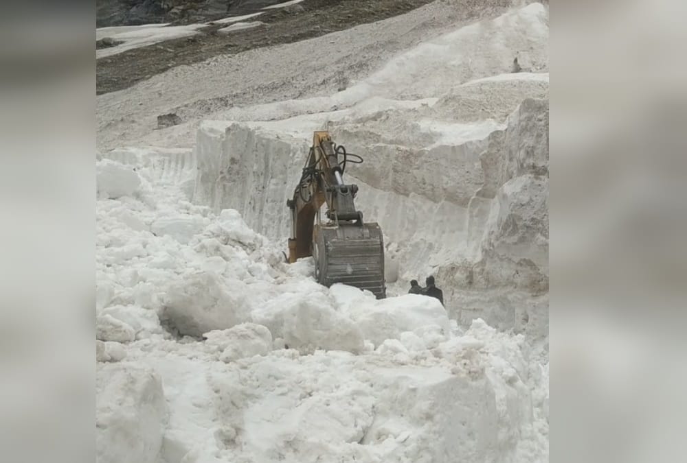 Uttarakhand Weather News: BRO Team Removing Snow from Mana pass on china border photos