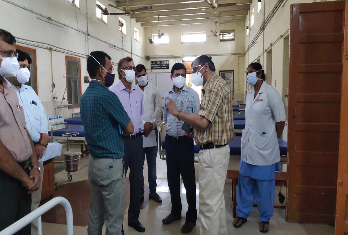 Coronavirus third wave alert varanasi commissioner and DM visit BHU hospital and know about treatment of childrens