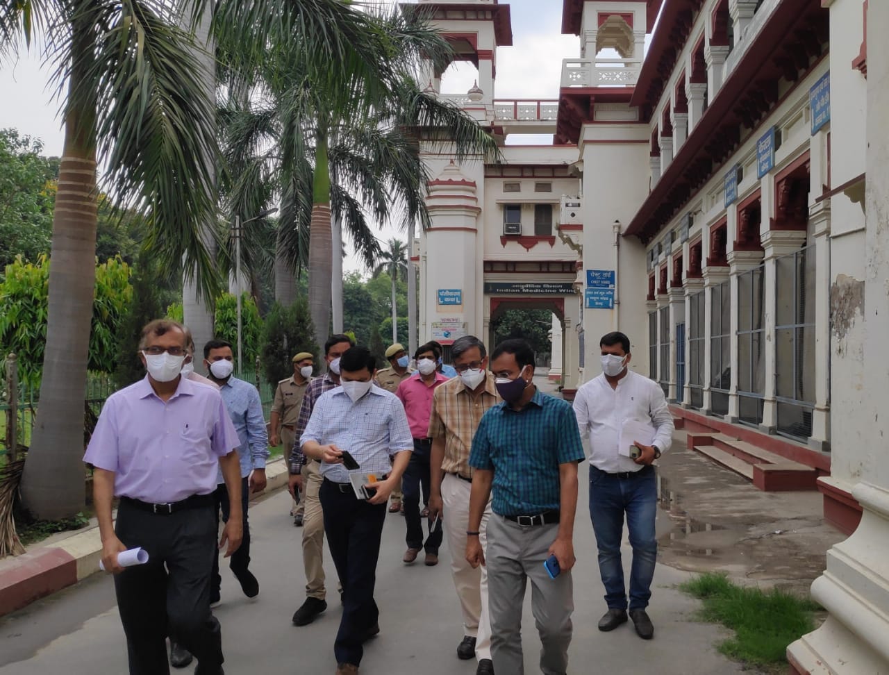 Coronavirus third wave alert varanasi commissioner and DM visit BHU hospital and know about treatment of childrens