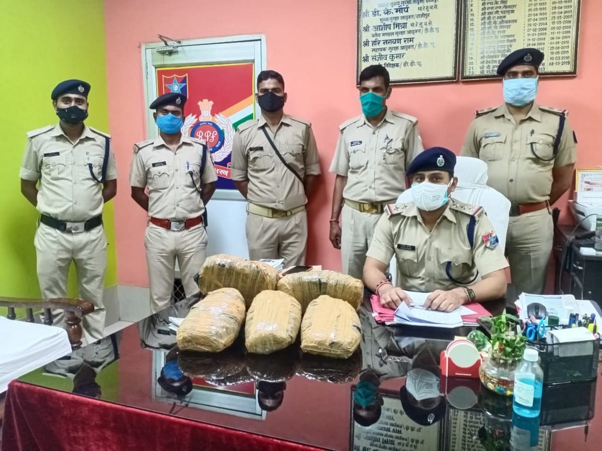 Five kg hemp recovered from Farakka Express at pddu junction chandauli