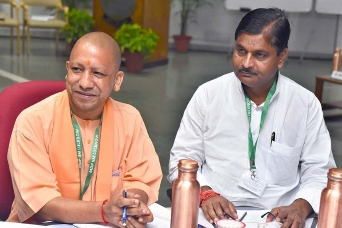UP cabinet paid tribute to late minister vijay kashyap.
