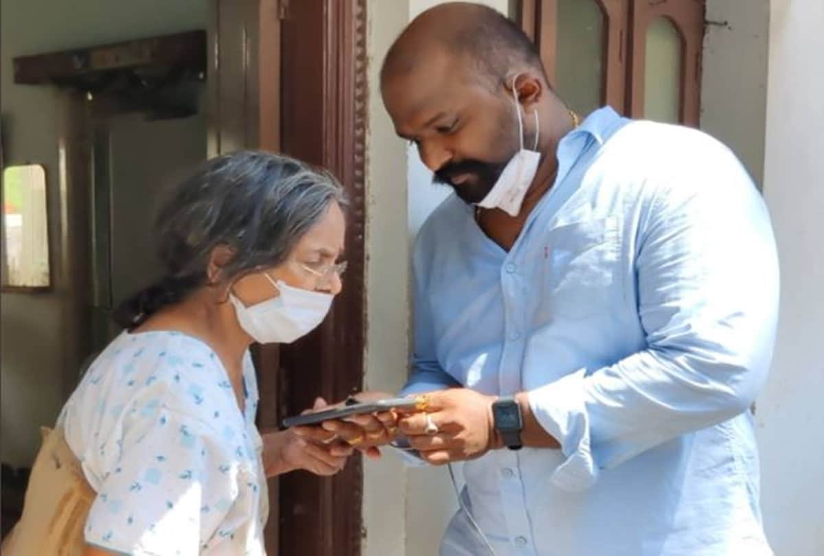 Telegu famous comedian and actress Pavala Syamala sells of awards as she is broke due to lockdown