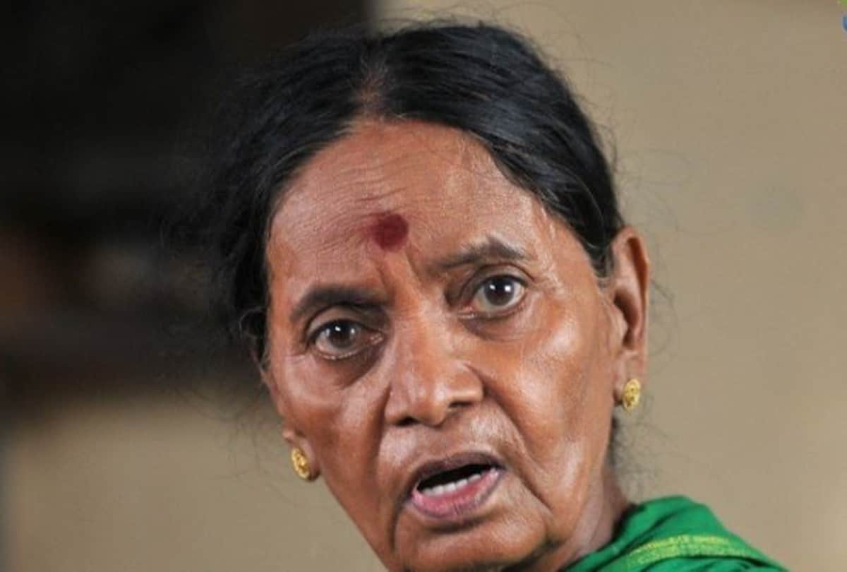 Telegu famous comedian and actress Pavala Syamala sells of awards as she is broke due to lockdown