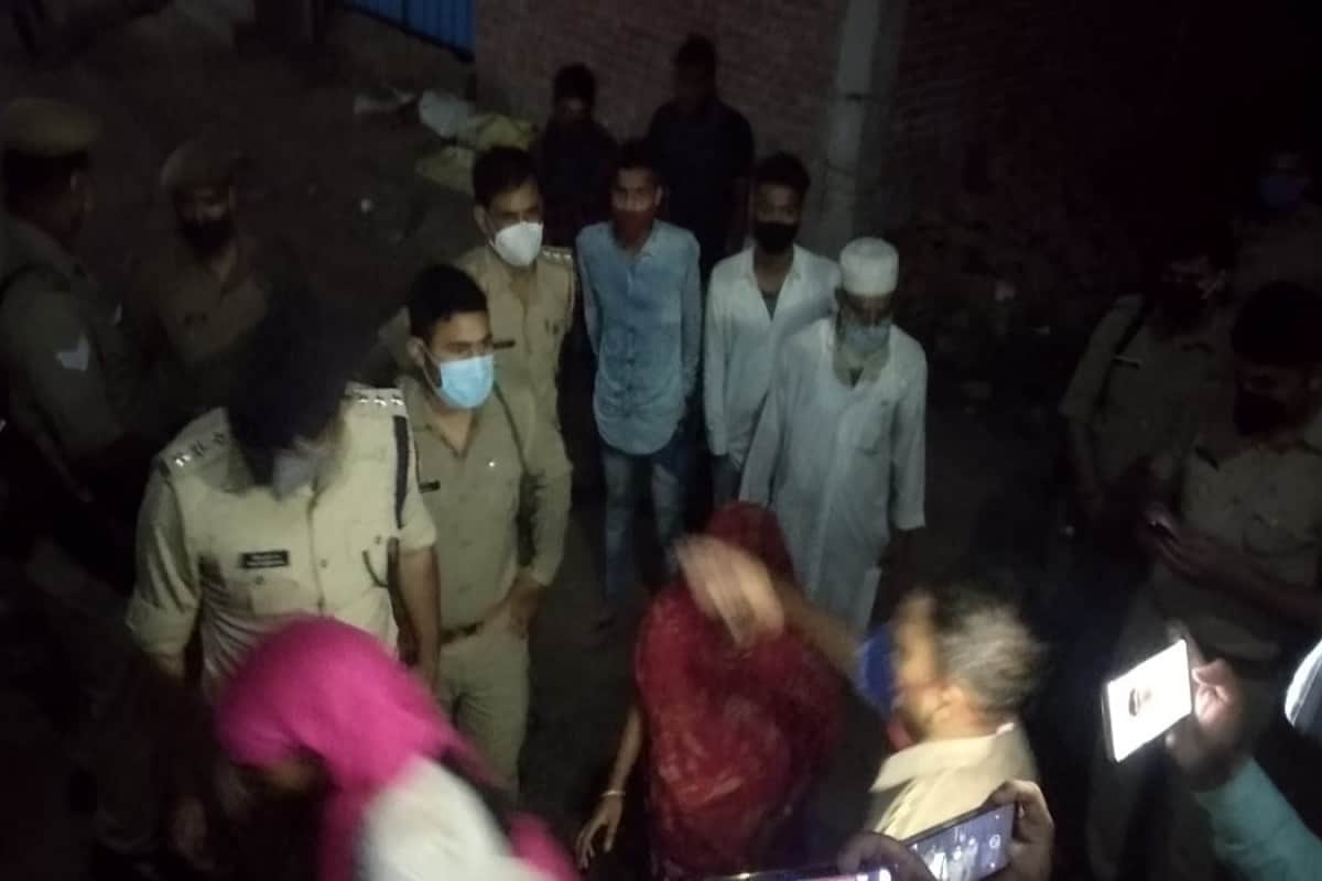 UP Crime News: A man called his wife and said, save me but many accused has killed in a village of Meerut
