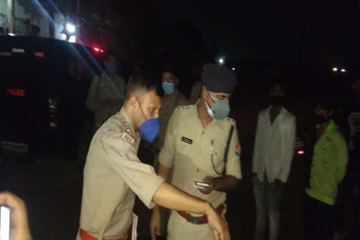 fire on police team while team came to arrest the accused of murder and loot in Meerut